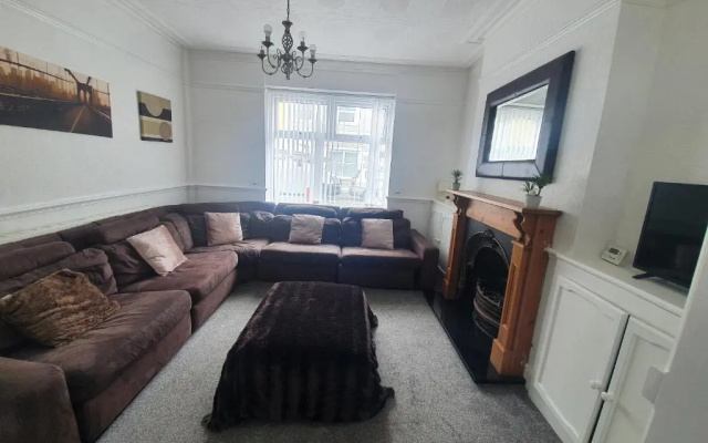 LARGE HOUSE, sleeps 16! Private garden, Free parking!