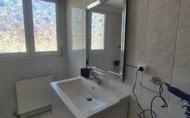 Modern 3BR Apt With Balcony City Center