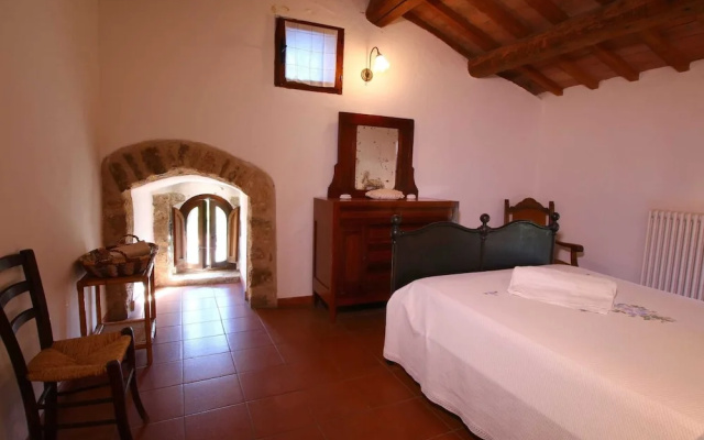Umbria's Poolside Charm