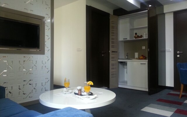 Serviced Apartment- Free Parking - Breakfast bar 2