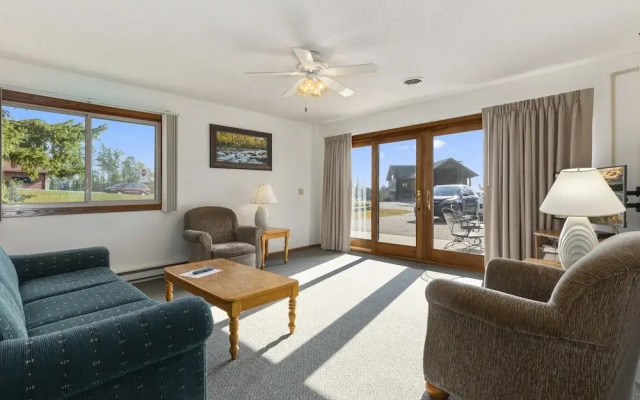 Pelican Lakes Motel