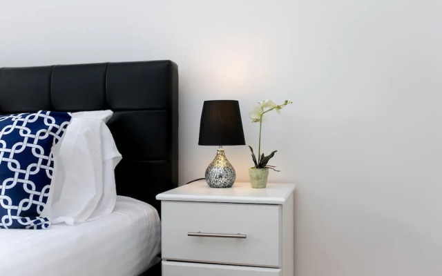 Skyvillion - Tower Point Enfield 1bed Wbalcony