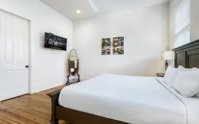 Spacious 3BR on Carondelet by Hosteeva
