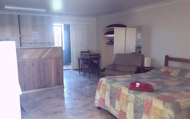 Bronco Motor Inn