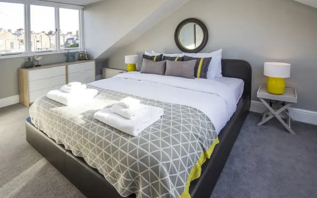 Stylish and Chic Regents Park Two bed