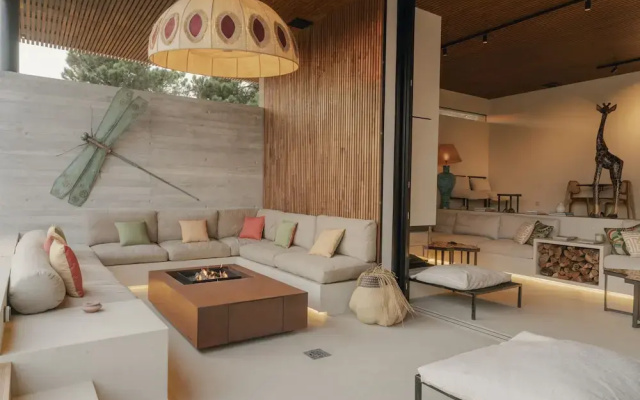 CL M Villa Retreat by Cadenzalux
