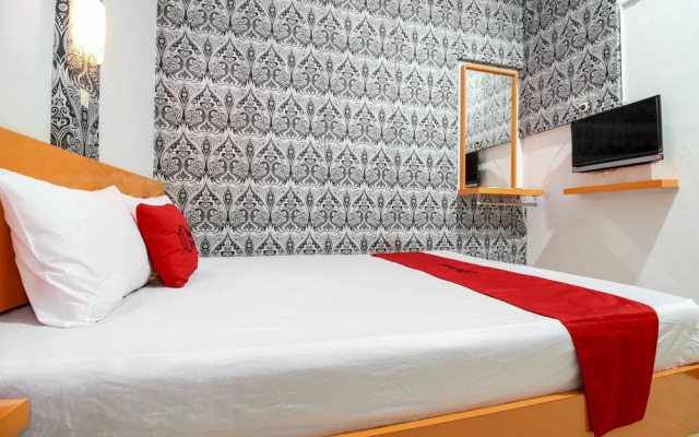 RedDoorz near Hartono Mall