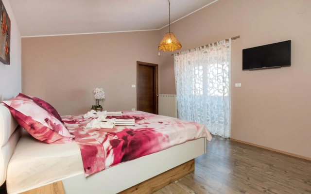 Beautiful Home in Pula With Wifi and 5 Bedrooms