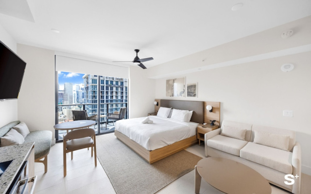 44th-Floor Luxury Condo - Gym & Pool