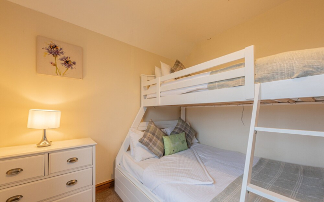 Spacious Country House for 14, Holywell, No Deposit