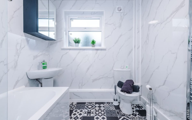 NEW Spacious Apartment Ideal for Business Work