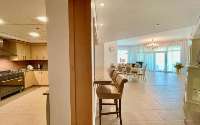 Luxury, Spacious, Beachfront, 3BD Apartment with private beach access!