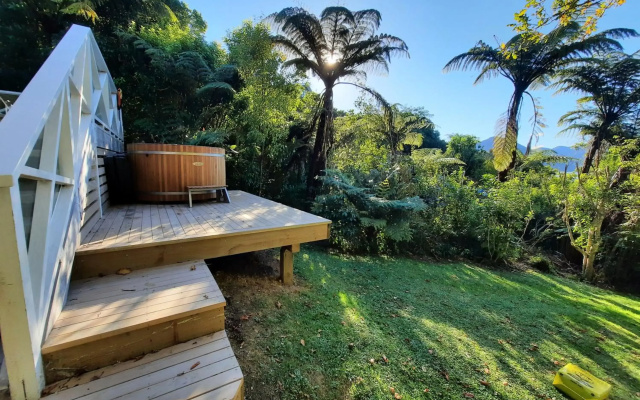 Mahakipawa Waterfront Hideaway - Belvue Bay Holiday Home