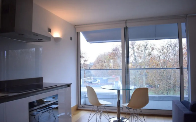 Modern 1 Bedroom Flat in Chelsea With Balcony