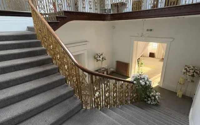Room 1 Manor Park Country House in Swansea