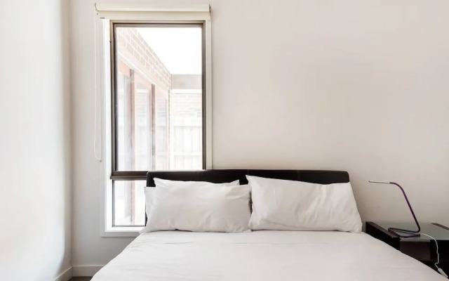 5br Luxury House 20 Min To Cbd Spacious Living