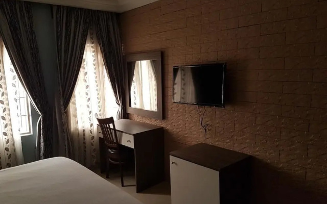 Emzrel Hotel & Suites