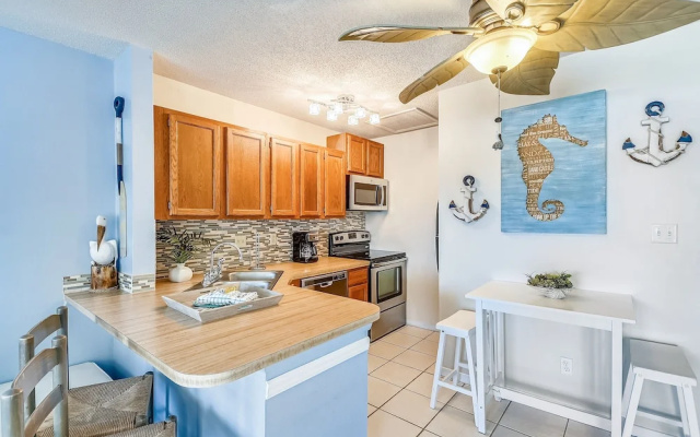 Sandpiper Cove 8229 Studio Bedroom Condo by RedAwning