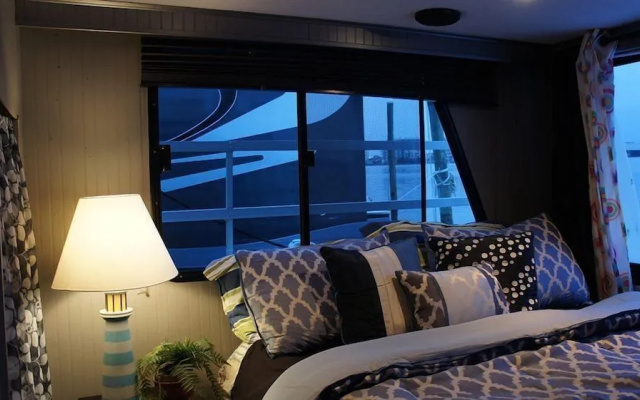 Harbor Houseboat