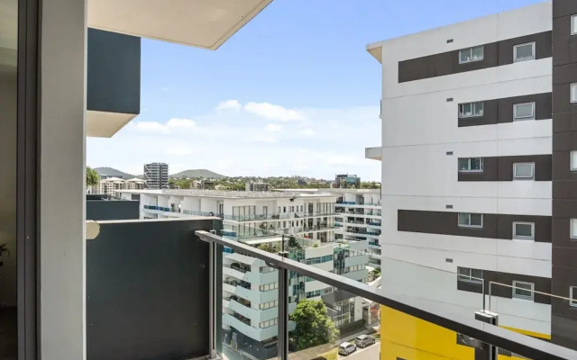 Chic West End Stay With Gym & Pool Access