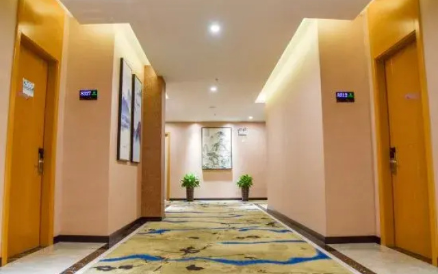 Gujing Junlai Hotel (Feidong Pazhou Central Plaza Hui Mall)