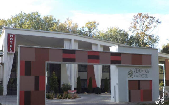 Отель Veronika Hotel Венгрия, Тисауйварош - отзывы, цены и фото номеров - забронировать отель Veronika Hotel онлайн вид на фасад