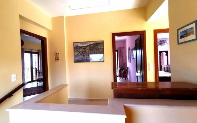 Beautiful villa, swimming pool, sea view near village not far from Rethymno, NW