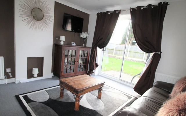 2 Bed House - Sleeps 4 - Parking - Pets - Garden