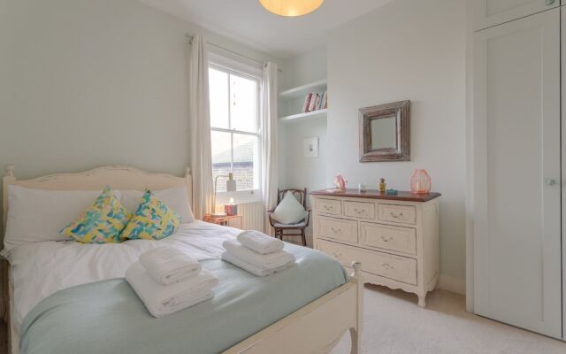 Отель Beautiful 1 Bedroom Flat in Stoke Newington комната для гостей