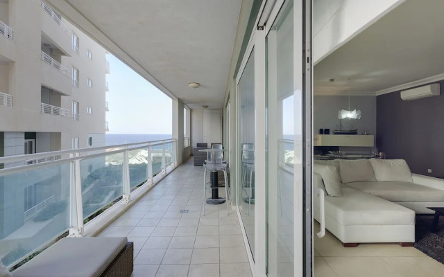 Luxury Apt With Side Seaviews and Pool, Best Location