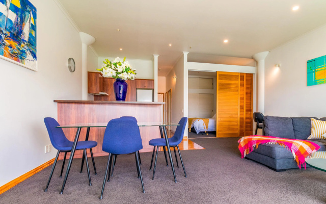 Beautiful sea views - Large 1 Br Free Parking