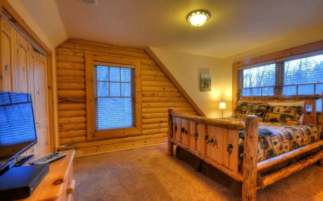 Nantahala Riverside 3 Bedroom Cabin by RedAwning