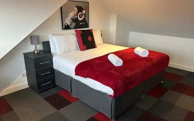 Gloucester-4 Bed Home for Work & Leisure