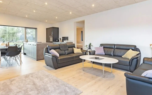 9 Person Holiday Home in Vaeggerlose