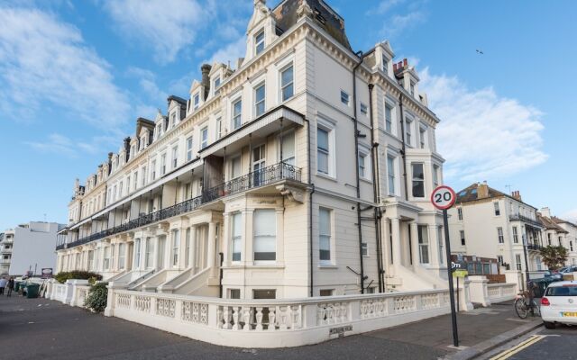 Отель 1 Bedroom Seafront Flat in Hove вид на фасад