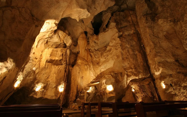 Capricorn Caves - Caravan Park