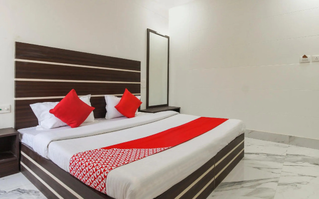 OYO 65596 Hotel Hira Ganga