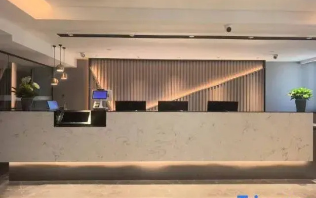 Homeinn Selected Hotel (Urumqi Convention Wuyue Plaza)