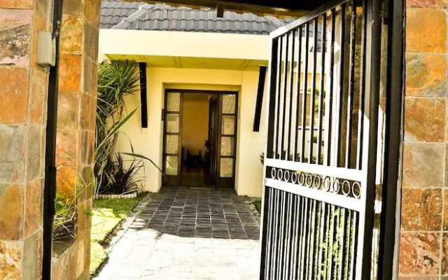 Mandalay Beach B & B