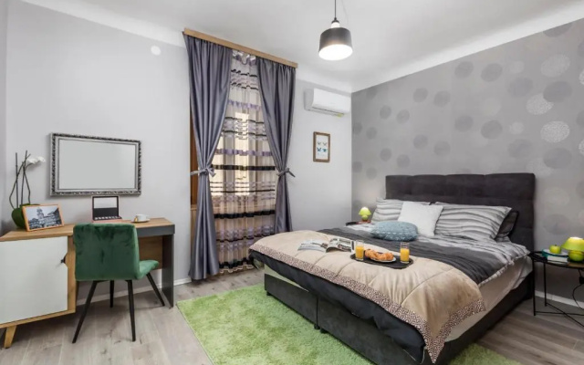 4 Season Apartments