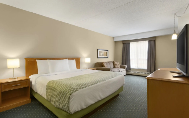 Colonial Square Inn & Suites