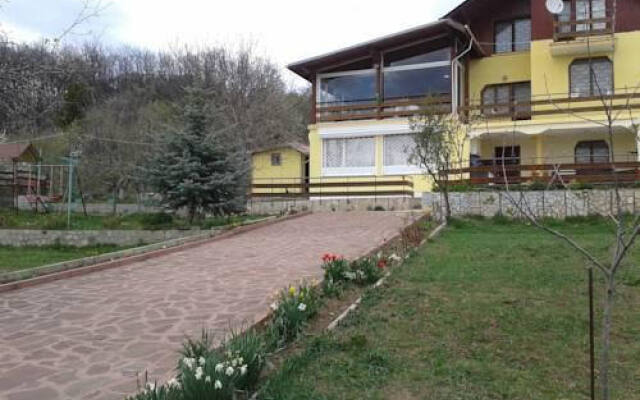 Отель Guest House Megas вид на фасад