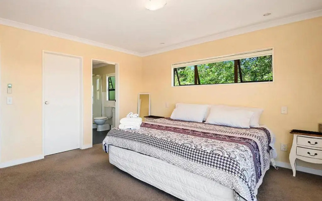 Acacia Bay Getaway - Lake Taupo Holiday Home
