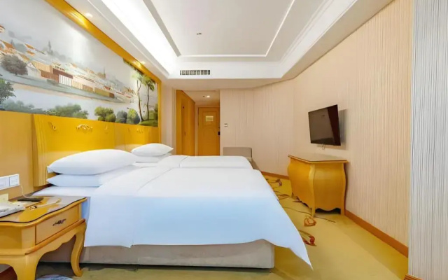Vienna Hotel (Shenzhen Guanlan Changhu Metro Station) )