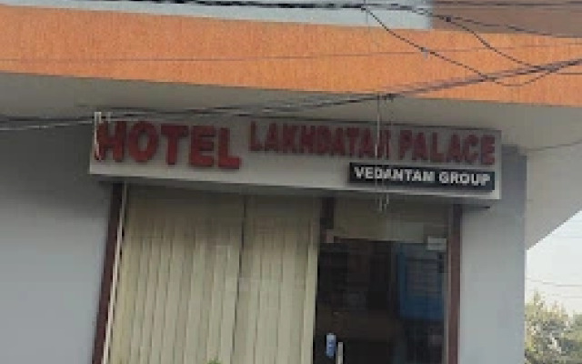 OYO 77636 Hotel Lakhdatar Palace