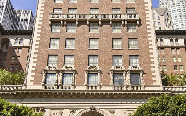 Millennium Biltmore Hotel вид на фасад