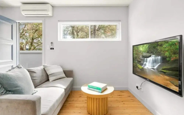 Modern 1-bed Pad Minutes Away From Beach
