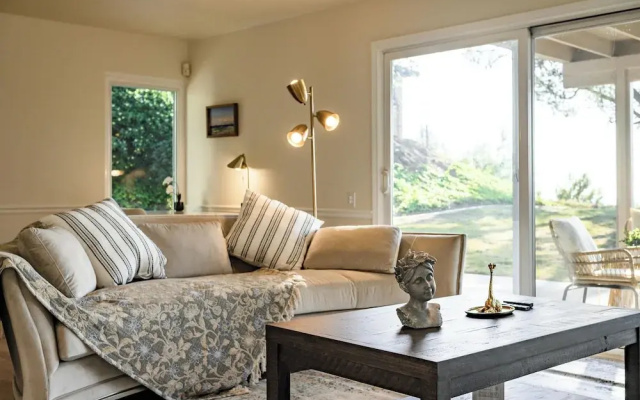Spacious Retreat With Scenic Mountain Views