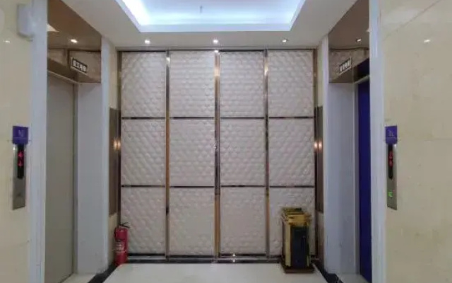 Super 8 Hotel (Hefei 1912 Xinhua International Plaza)