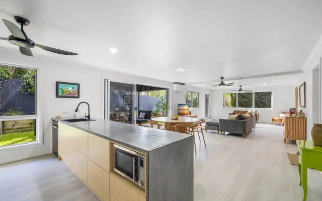 Trendy 2-bed Home With Outdoor Entertainment